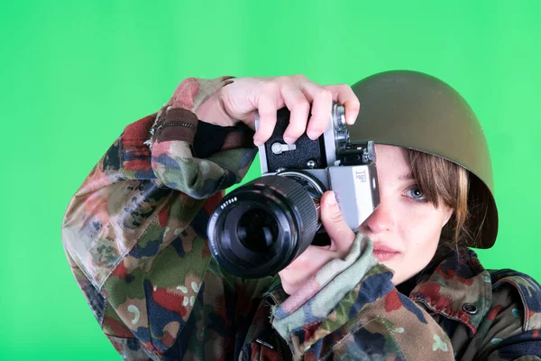 Chica Militar Fotografiada Sobre Fondo Verde — Foto de Stock