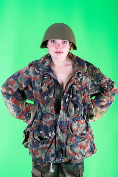 Στρατιωτικό Κορίτσι Φωτογραφήθηκε Πράσινο Φόντο — Φωτογραφία Αρχείου