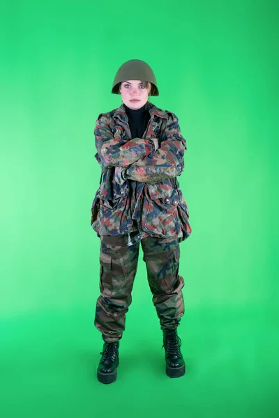 Fată Militară Fotografiată Fundal Verde — Fotografie, imagine de stoc
