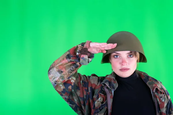 Katonai Lány Fényképezte Zöld Háttér — Stock Fotó