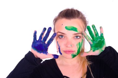 Ressam kız kameranın önünde beyaz arka planda resim yapıyor.