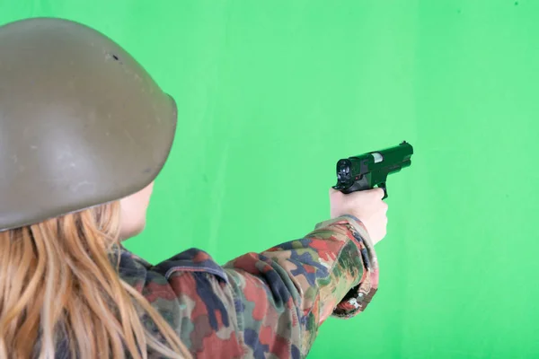 Soldado Chica Verde Pantalla Punto Pistola Frente — Foto de Stock