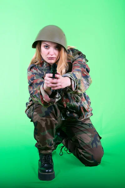 Soldaat Meisje Het Groene Scherm Punt Pistool Voorkant — Stockfoto