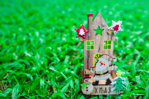 Poupées du Père Noël en bois et cadeaux de Noël sur l'herbe verte — Photo