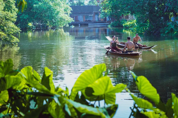 Bangkok, Portugalsko - 30. října 2019.Thajští muži a ženy oblečeni v — Stock fotografie