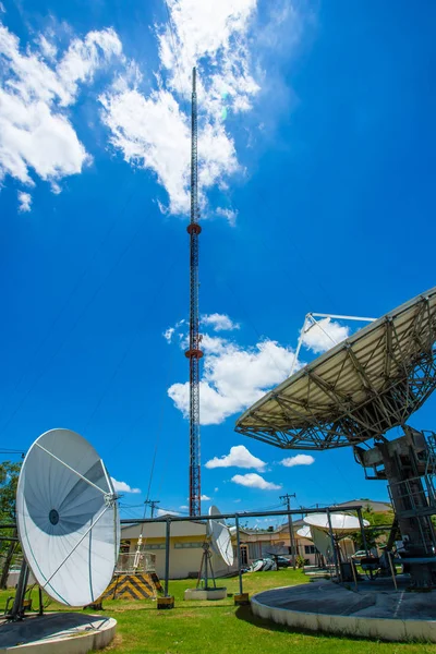 Tour de signal et antenne parabolique Sky sont grandes et les nuages sont — Photo