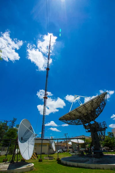 Tour de signal et antenne parabolique Sky sont grandes et les nuages sont — Photo