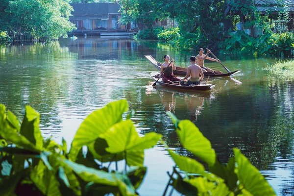 Bangkok, Portugalsko - 30. října 2019.Thajští muži a ženy oblečeni v — Stock fotografie