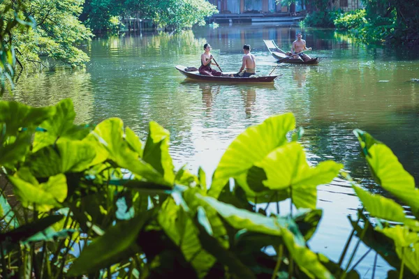 Bangkok, Portugalsko - 30. října 2019.Thajští muži a ženy oblečeni v — Stock fotografie