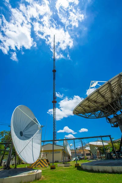 Signaaltoren en Sky satelliet schotel zijn groot en de wolken zijn — Stockfoto