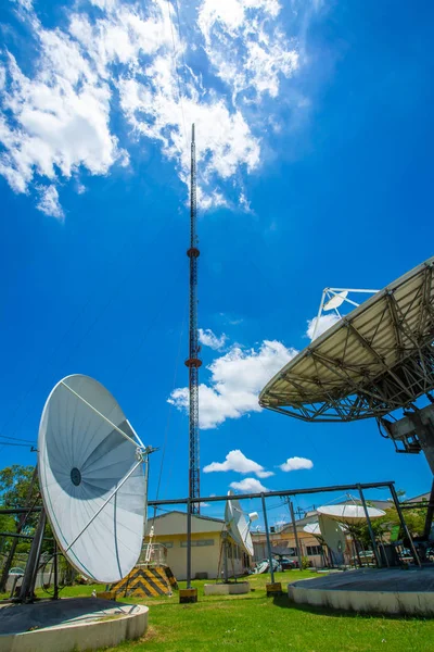 Segnale Torre e Sky parabola satellitare sono grandi e le nuvole sono — Foto Stock