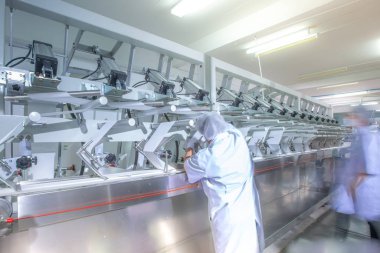 Fabrikada ürün paketleme makineleri, kısır güzellik