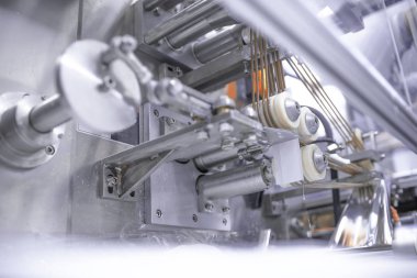 İlaç şişelerini eczacının konveyör bandına transfer et.