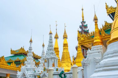 Schwedagon pagoda Yangon. Myanmar 'da birçok tapınağı olan kutsal bir yer.