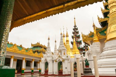 Schwedagon pagoda Yangon. Myanmar 'da birçok tapınağı olan kutsal bir yer.