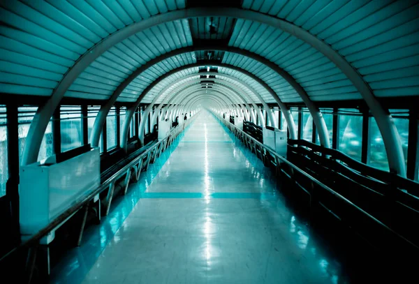 Túnel de passarela vazio com o ninguém . — Fotografia de Stock