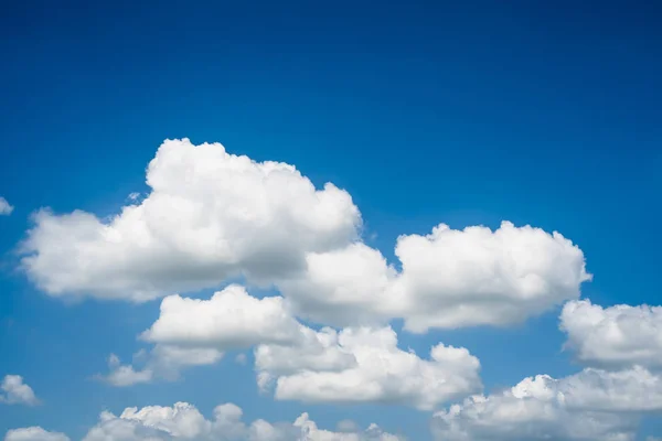 Blauwe lucht met witte bewolking.op een heldere dag — Stockfoto