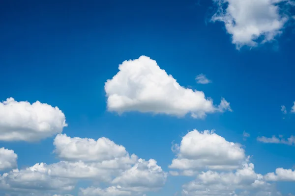 Blauwe lucht met witte bewolking.op een heldere dag — Stockfoto