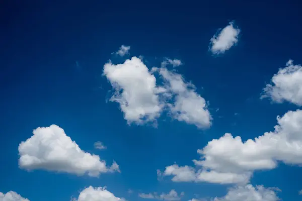 Blauer Himmel mit weißen Wolken an einem klaren Tag — Stockfoto