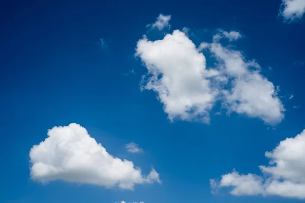 Blauwe lucht met witte bewolking.op een heldere dag — Stockfoto