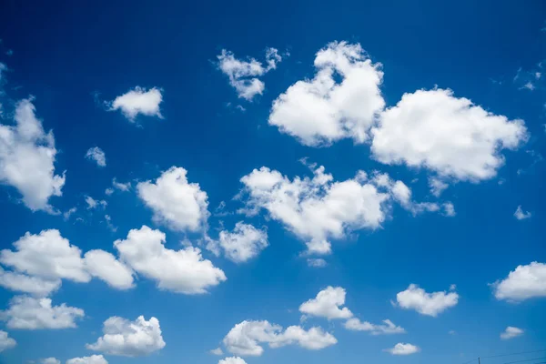 Blauer Himmel mit weißen Wolken an einem klaren Tag — Stockfoto