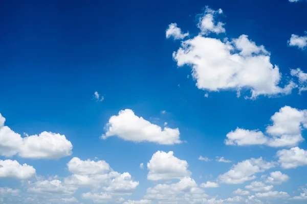 Blauer Himmel mit weißen Wolken an einem klaren Tag — Stockfoto
