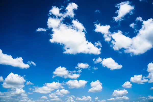 Blauwe lucht met witte bewolking.op een heldere dag — Stockfoto