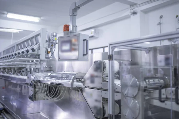 Fabrikada ürün paketleme makineleri, kısır güzellik