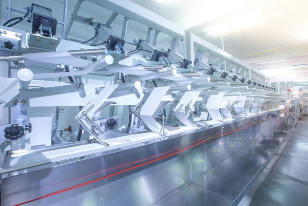 Máquinas para envasar productos Dentro de la fábrica, belleza estéril — Foto de Stock