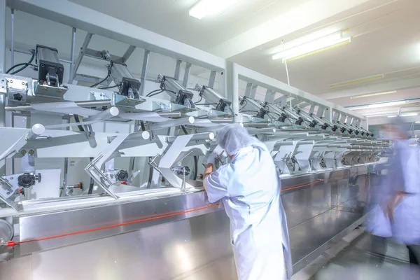 Fabrikada ürün paketleme makineleri, kısır güzellik