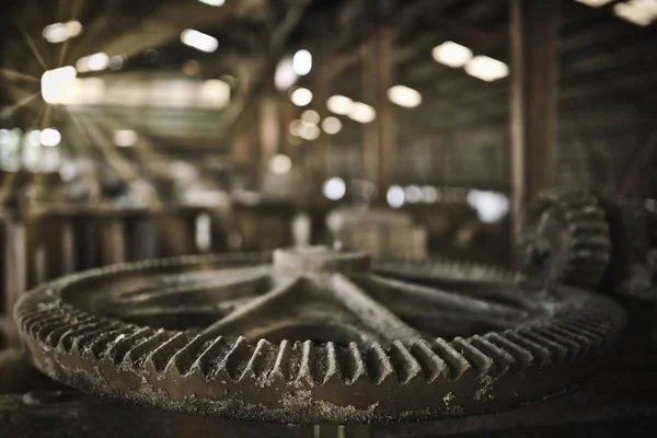 Máquinas velhas Cheio de poeira espessa em muitas plantas industriais antigas A — Fotografia de Stock