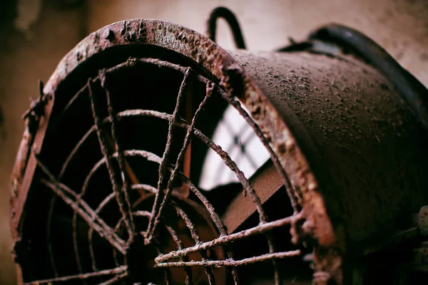 Ventiladores de ferro velhos estão cheios de ferrugem e muita poeira espessa. Ferramentas para — Fotografia de Stock