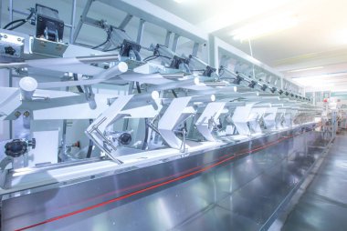 Fabrikada ürün paketleme makineleri, kısır güzellik