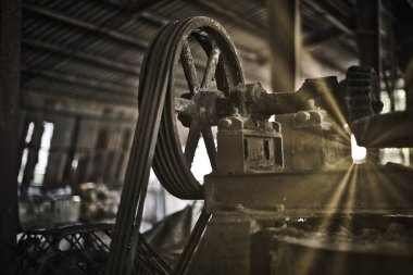 Eski sanayiciler için yedek parça ve araç gereç yerleştirmek için eski demir raflar