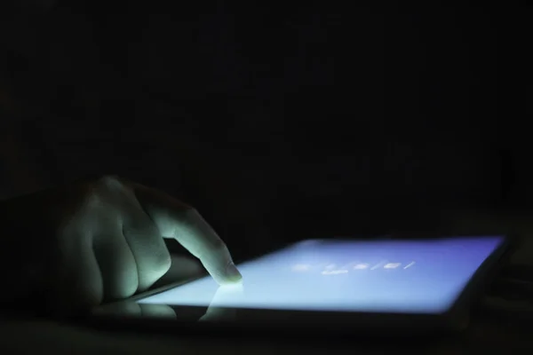 Tabletli küçük çocukların parmakları, parmakları küçük çocukların parmakları