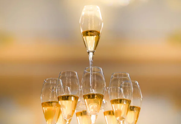 Dużo kieliszków szampana w luksusowej atmosferze. wiersz na — Zdjęcie stockowe