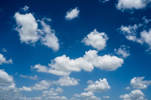 Kék ég fehér felhőkkel.egy tiszta napon — Stock Fotó