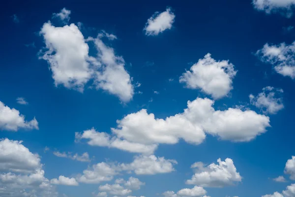 Blauwe lucht met witte bewolking.op een heldere dag — Stockfoto