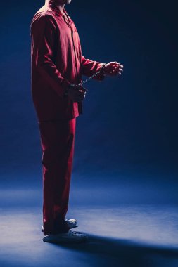 Turuncu cüppeli mahkumlar Gri sırtlarına kelepçelenmiş ve kelepçelenmiş