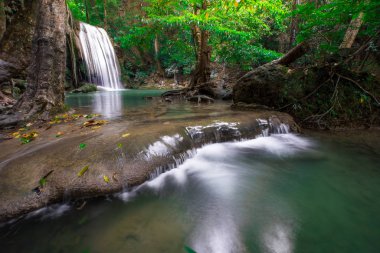 Erawan Ulusal Parkı 'ndaki zümrüt mavisi sularda şelaleler.