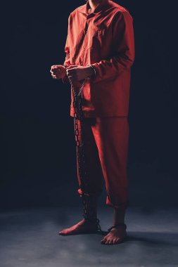 Turuncu cüppeli mahkumlar Gri sırtlarına kelepçelenmiş ve kelepçelenmiş