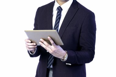 Tablet takım elbiseli bir iş adamının elinde. Çalışırken...