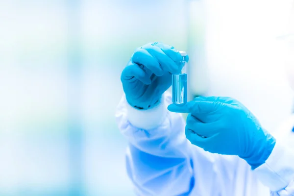 Hände von Wissenschaftlern mit blauen Gummihandschuhen experimentierten mit — Stockfoto