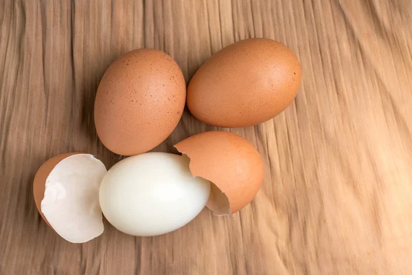 Huevos de huevo y pollo en el suelo, hojas de plátano marrón en —  Fotos de Stock