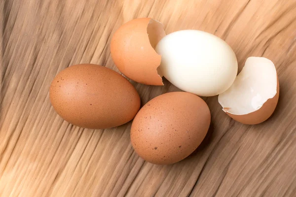 Vaječný krunýř a kuřecí vejce na zemi, hnědé banánové listy — Stock fotografie