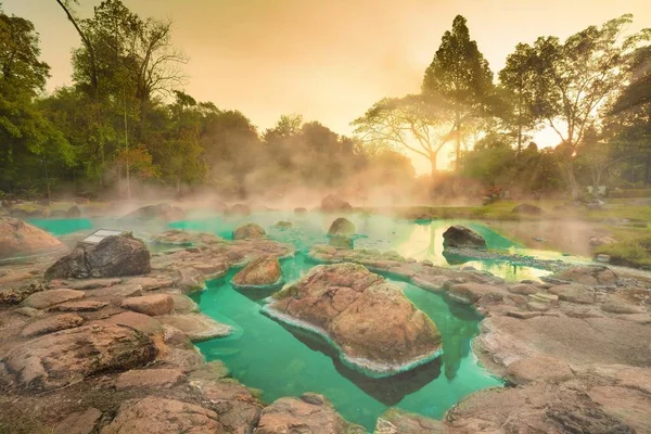 Горячие источники Onsen природная баня в национальном парке Чхэ Сон, Лампан — стоковое фото