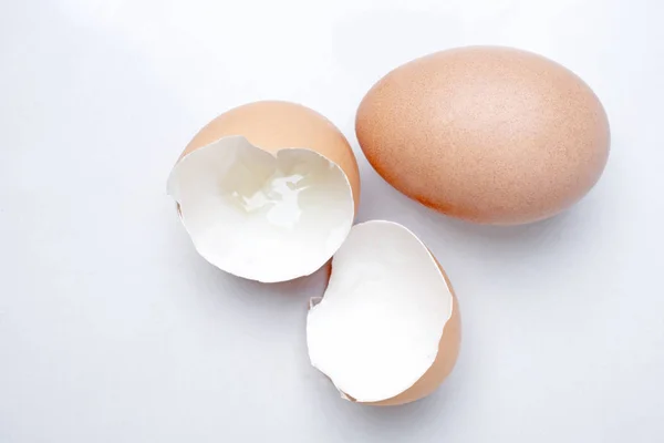 Eggshell and hen's egg on a light white marble background in the — 스톡 사진