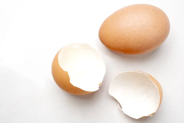 Eggshell and hen's egg on a light white marble background in the — 스톡 사진