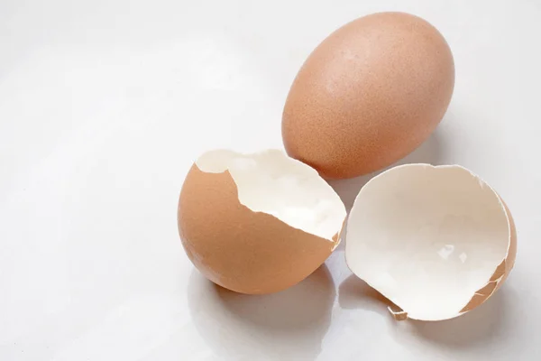 Eggshell and hen's egg on a light white marble background in the — 스톡 사진