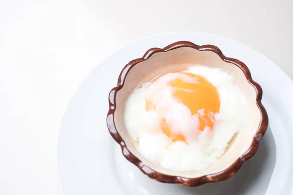 Japanese Onsen Eggs, Onsen Eggs in a Hot Cream Ceramic Cup At Ch — 스톡 사진